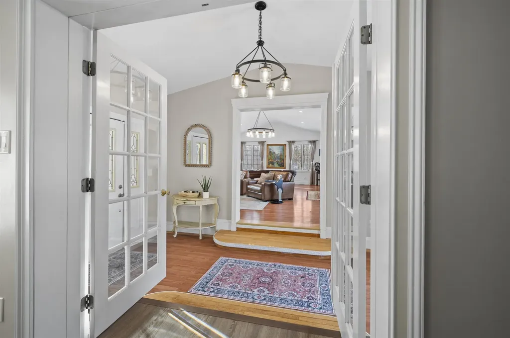 32 Main Street Kingston NH 03848