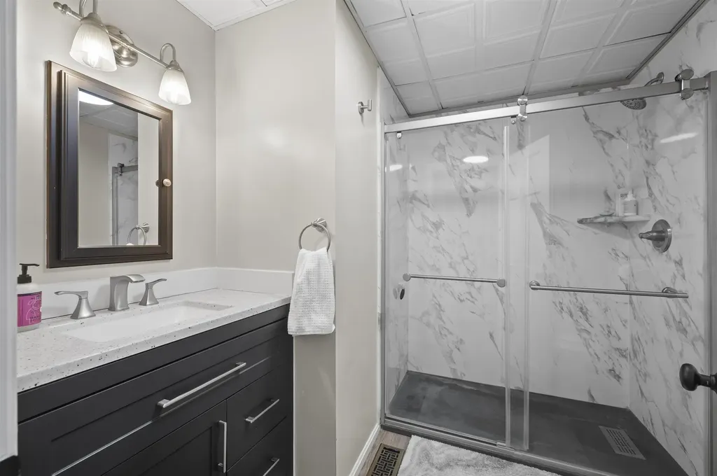 32 Main Street Kingston NH 03848