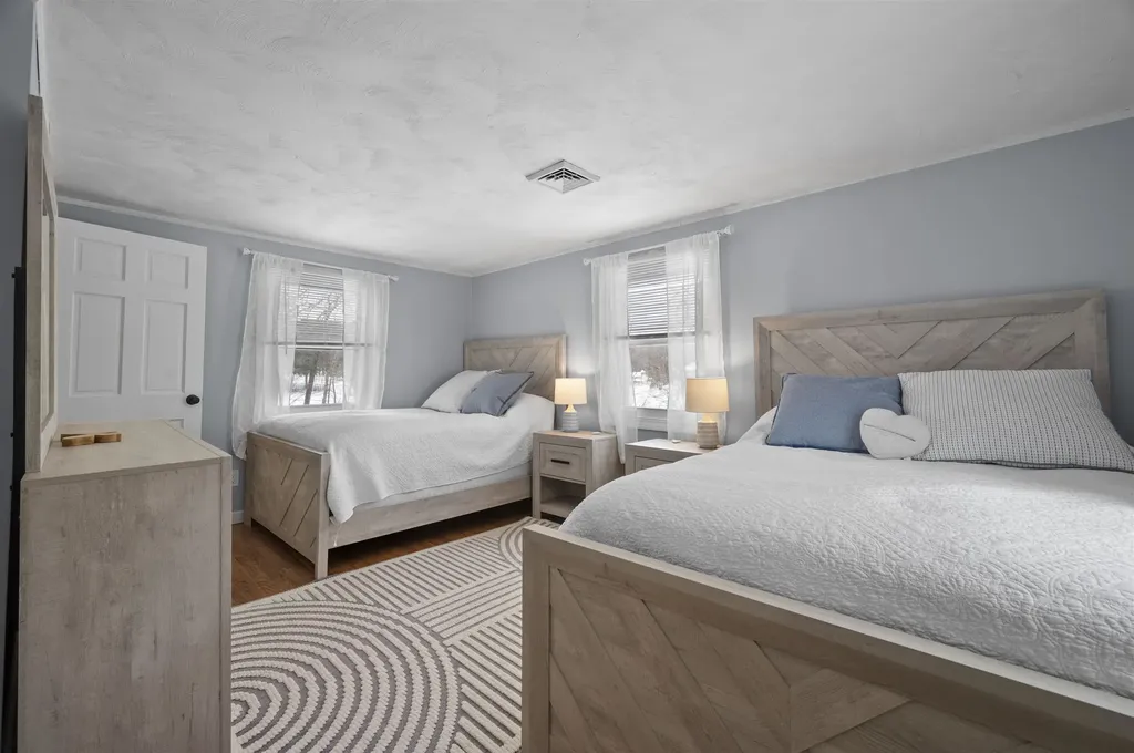 32 Main Street Kingston NH 03848