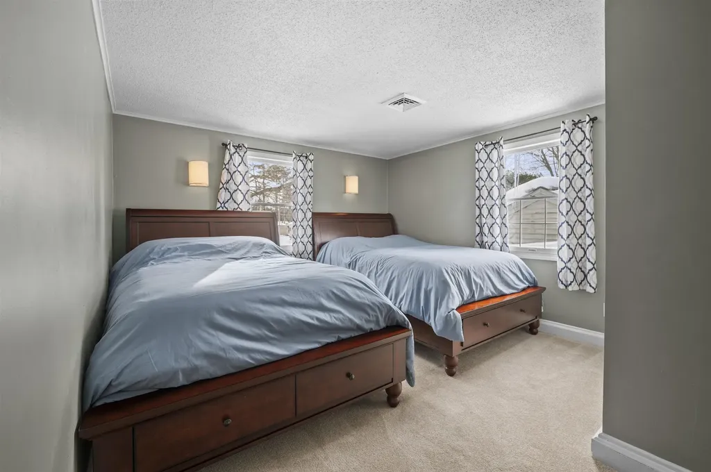 32 Main Street Kingston NH 03848