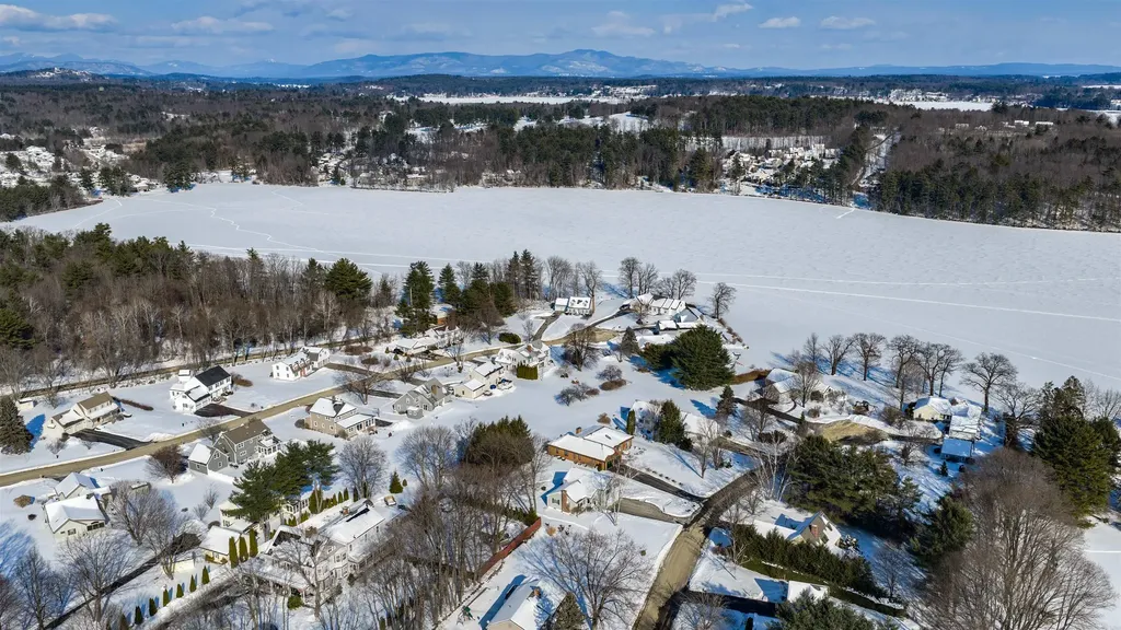 28 Village Court Laconia NH 03246