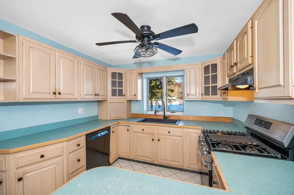 4 Therriault Avenue Salem NH 03079