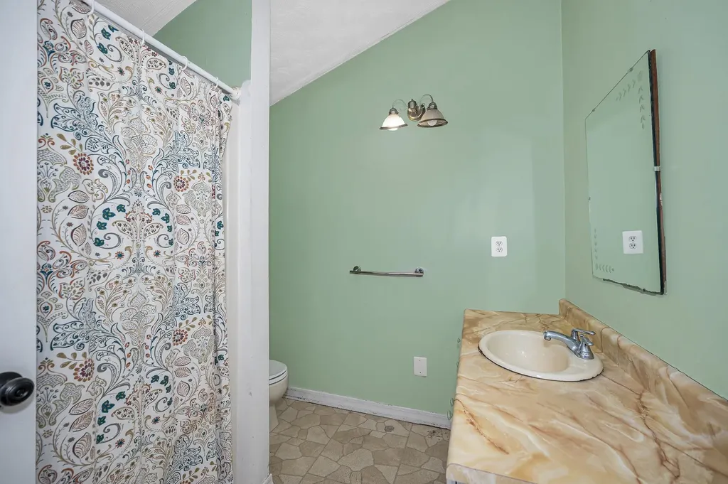 4 Therriault Avenue Salem NH 03079