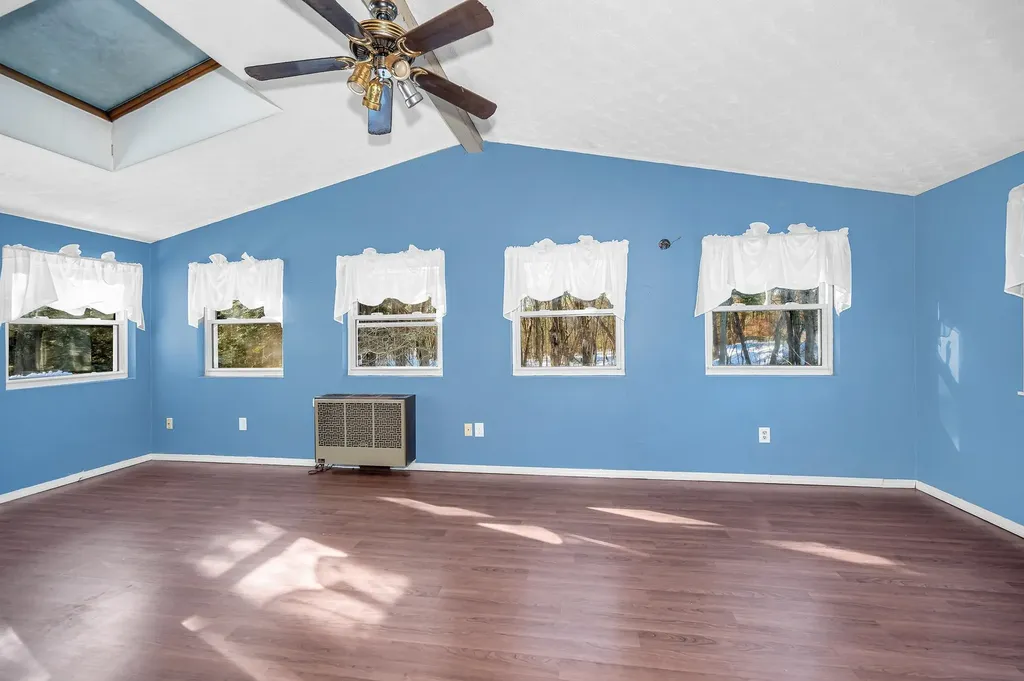 4 Therriault Avenue Salem NH 03079