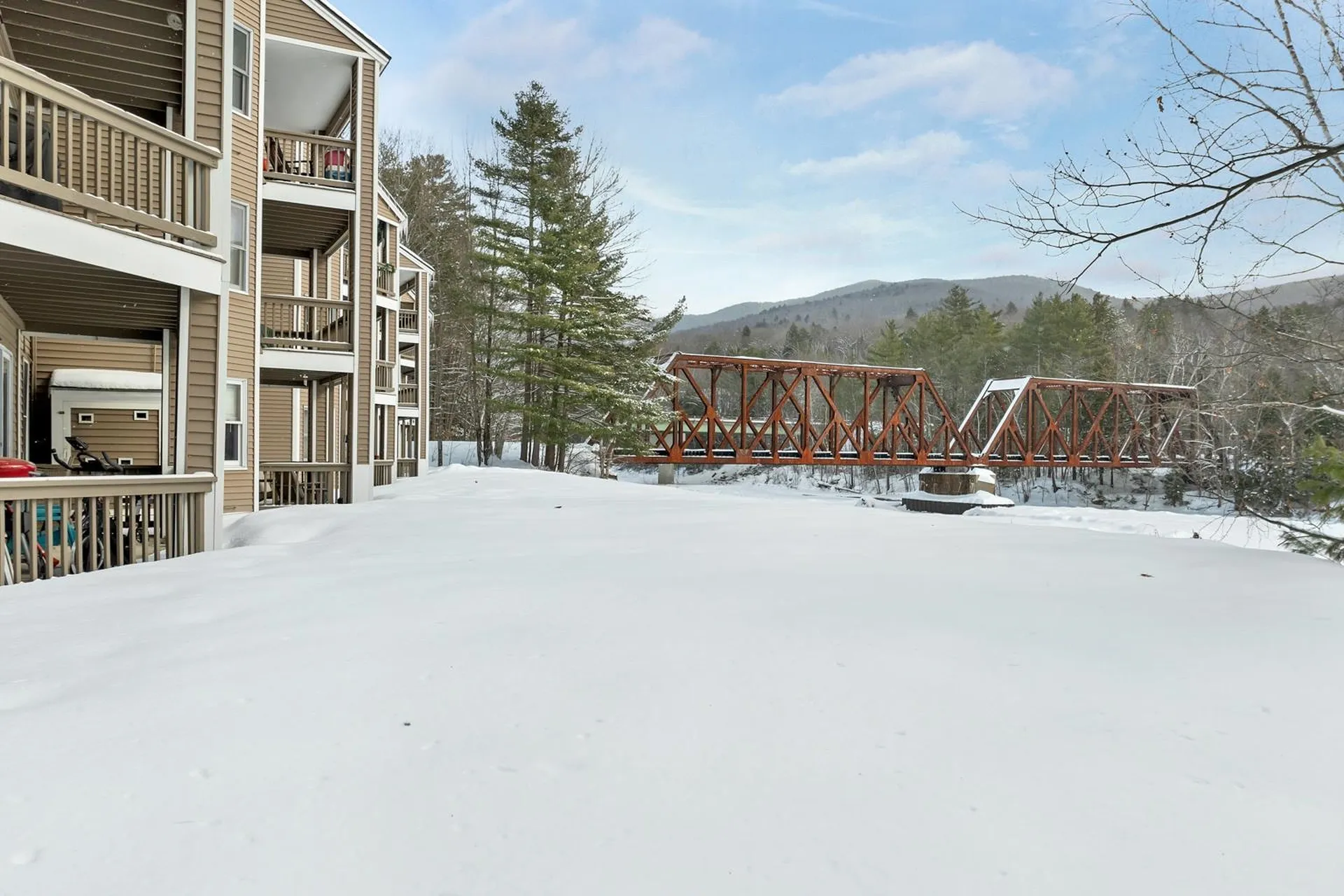 20 Crossing Drive Woodstock NH 03262