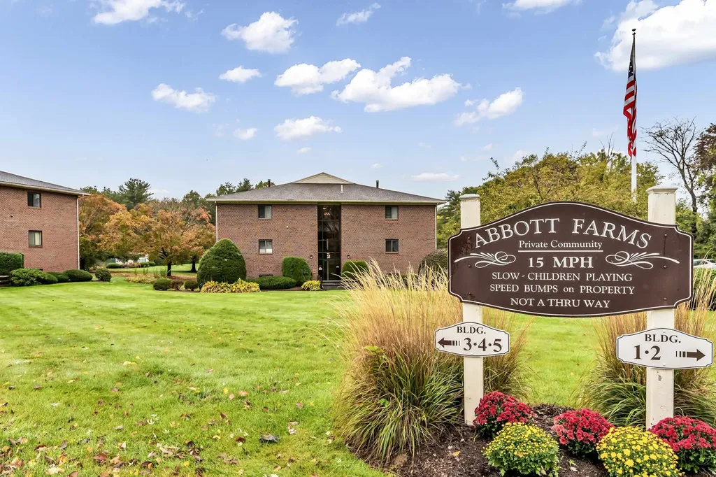 213 Abbott Farm Lane Hudson NH 03051