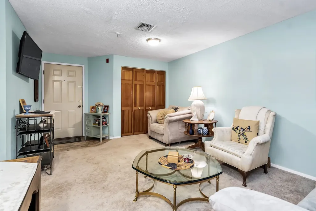 213 Abbott Farm Lane Hudson NH 03051