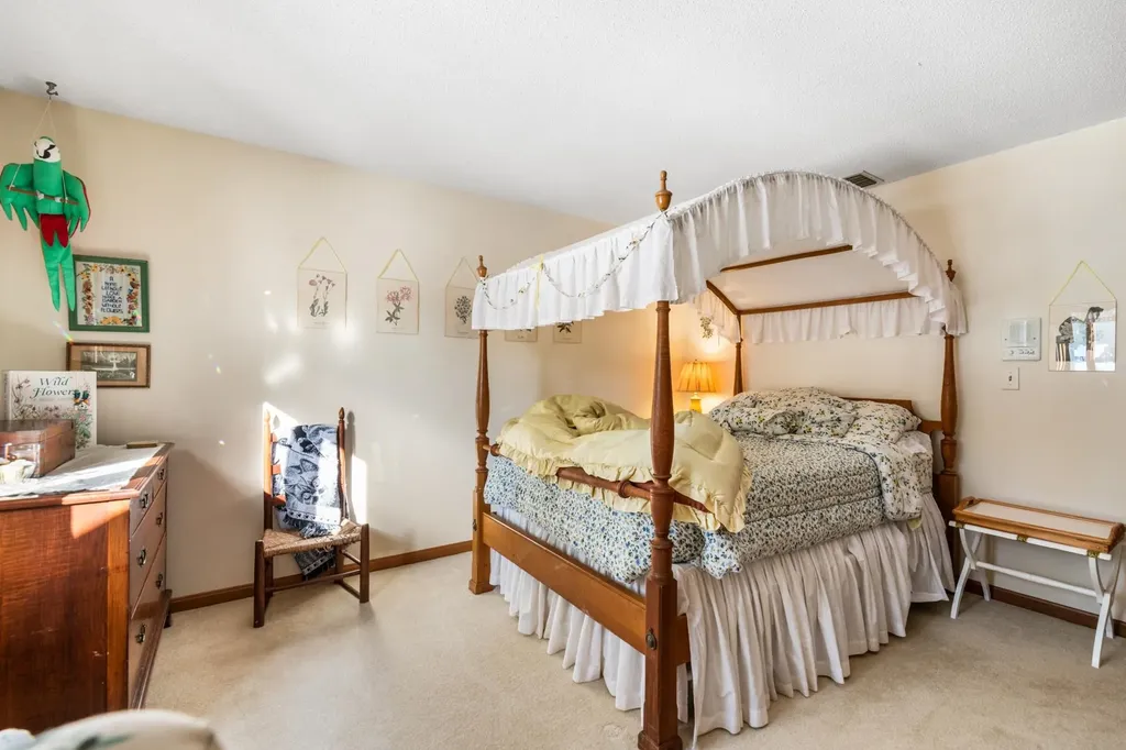 15 Martingale Road Amherst NH 03031