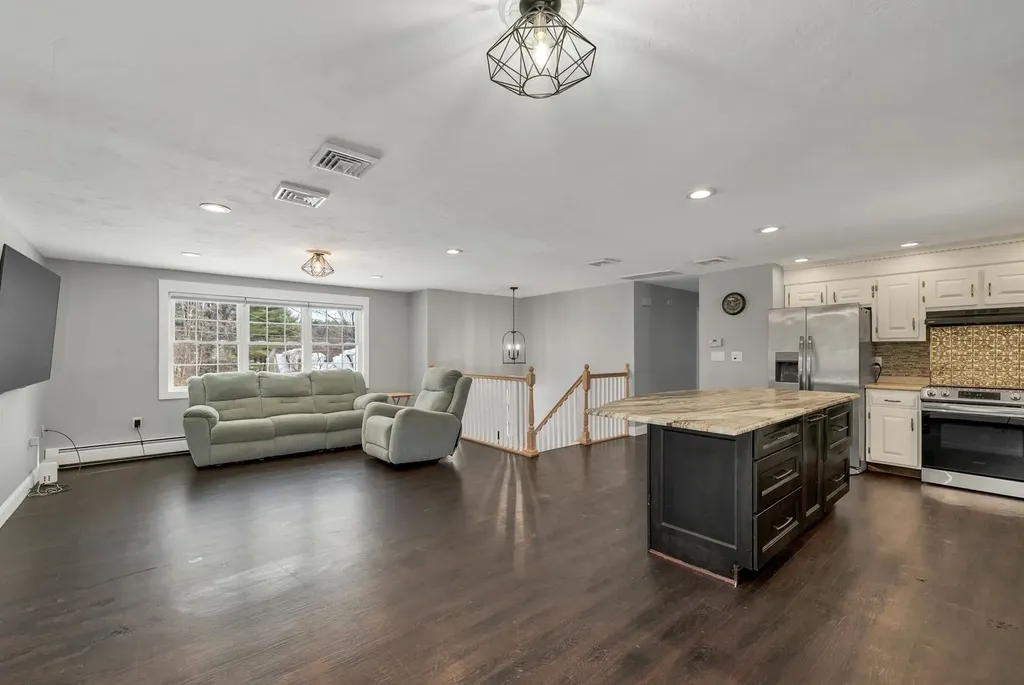 17 Twilight Drive Nashua NH 03062