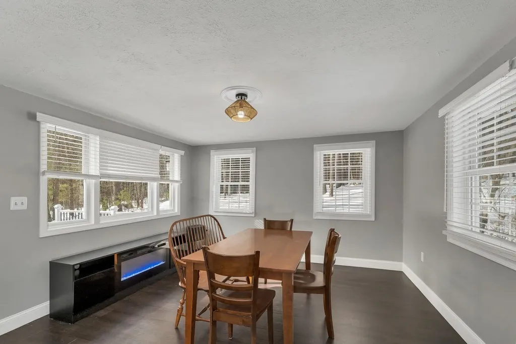 17 Twilight Drive Nashua NH 03062