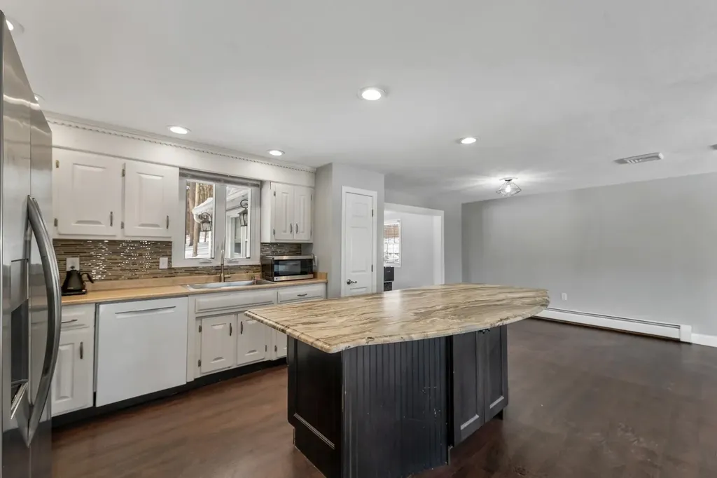 17 Twilight Drive Nashua NH 03062