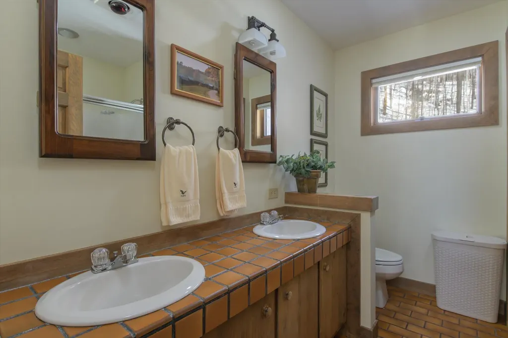 879 East Ash Road Plymouth VT 05056