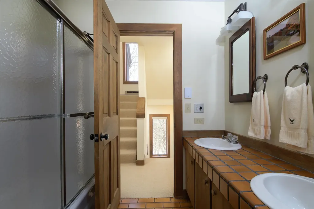 879 East Ash Road Plymouth VT 05056