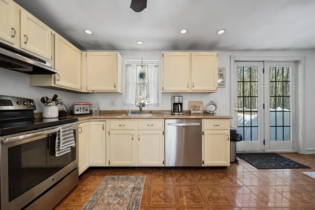 8 Chongor Drive Newton NH 03858