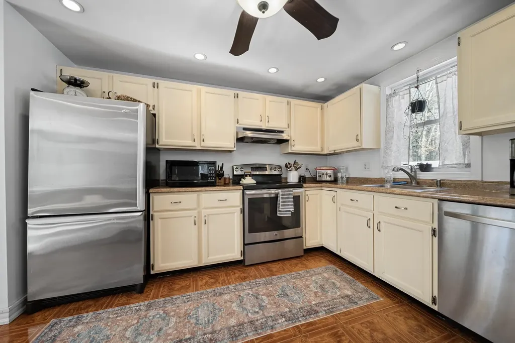 8 Chongor Drive Newton NH 03858