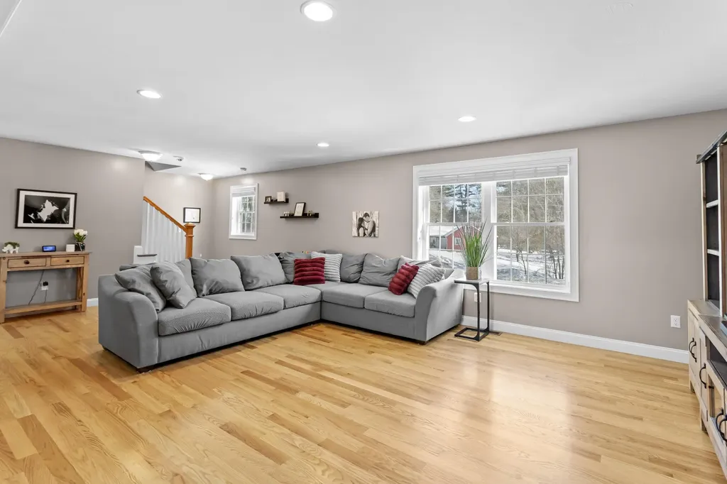 63 Hardy Road Londonderry NH 03053