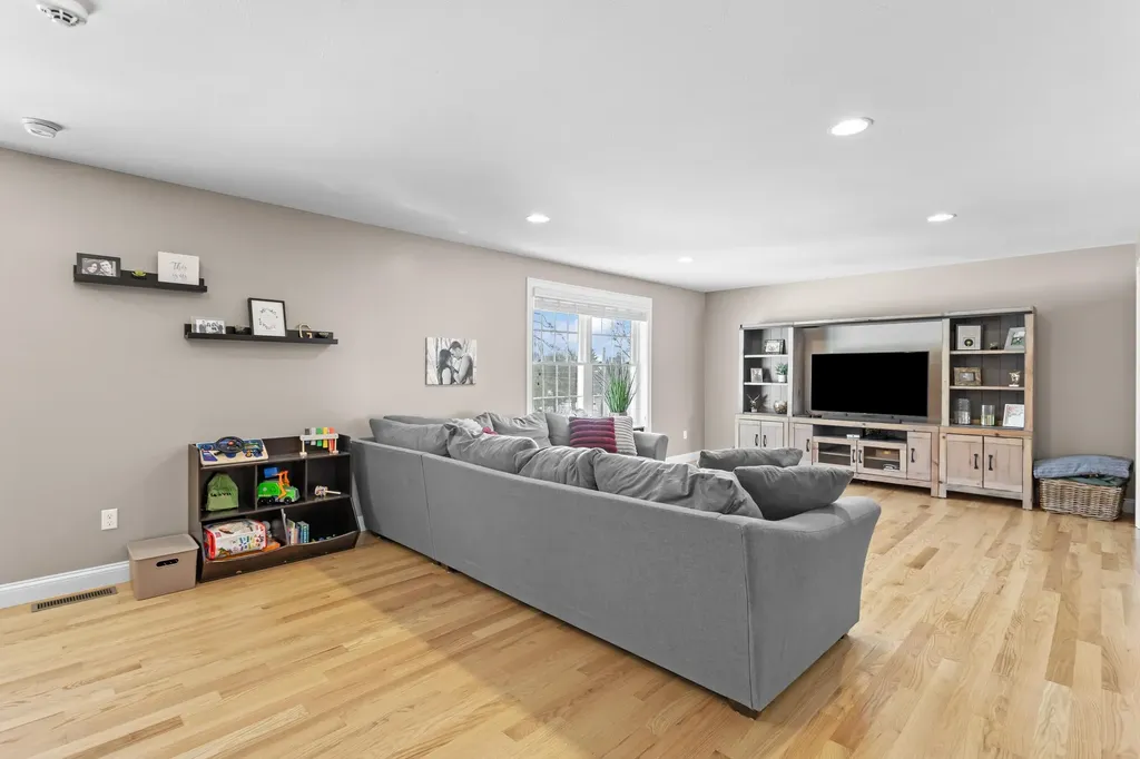 63 Hardy Road Londonderry NH 03053