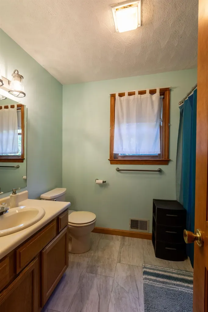 10 Lund Drive Hudson NH 03051