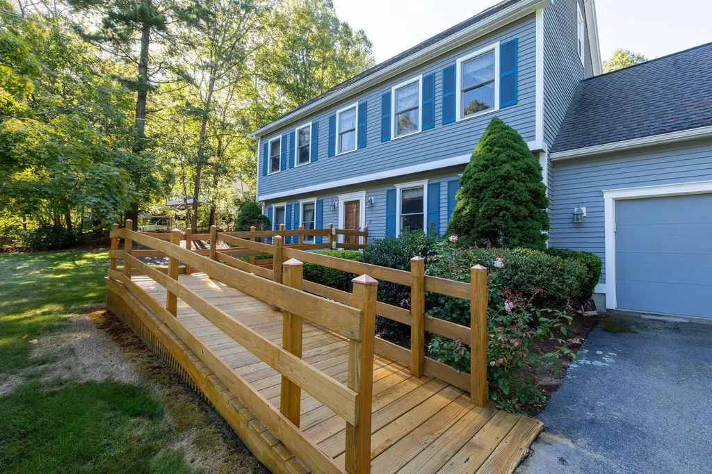 10 Lund Drive Hudson NH 03051