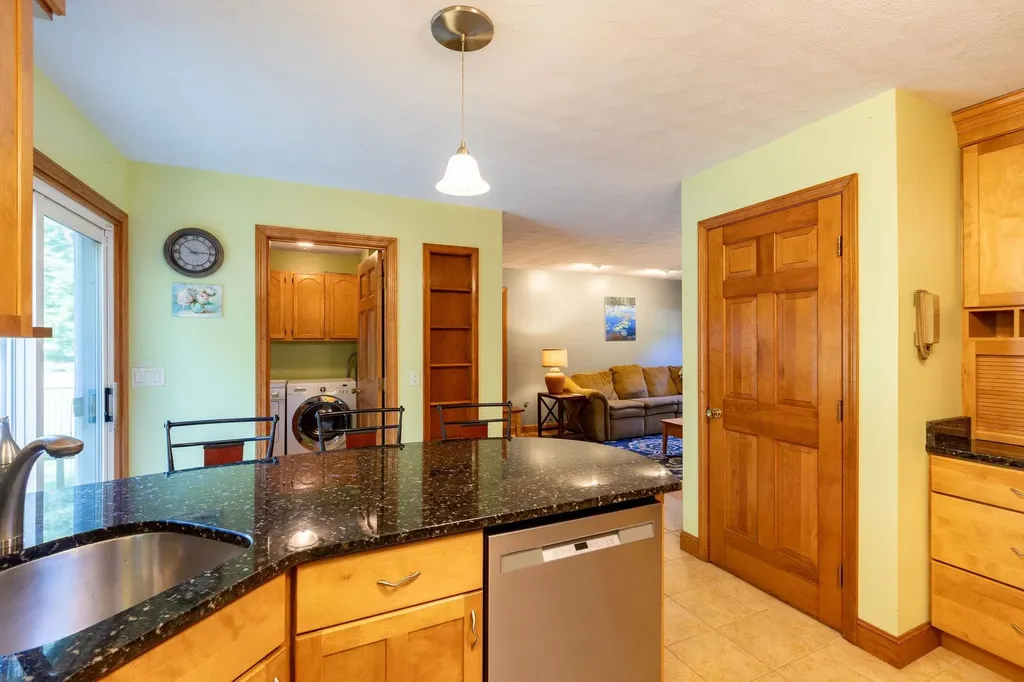 10 Lund Drive Hudson NH 03051