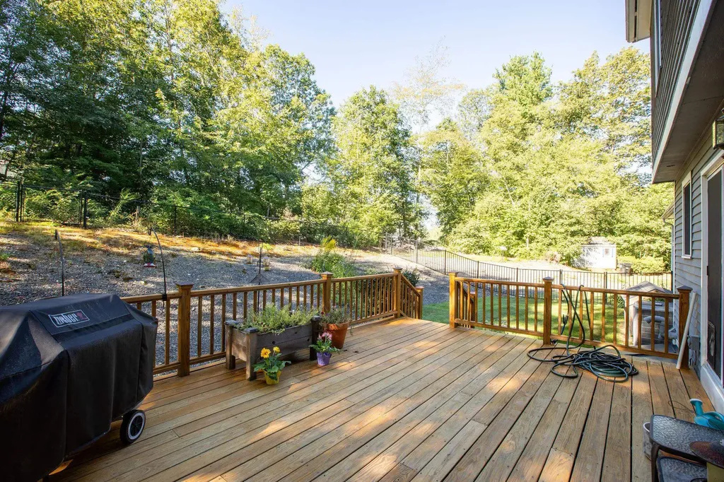 10 Lund Drive Hudson NH 03051