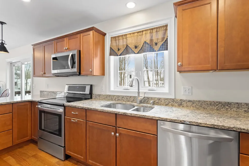 9 Maple Avenue Goffstown NH 03045