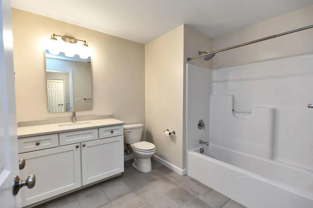 240 Knollwood Way Manchester NH 03102