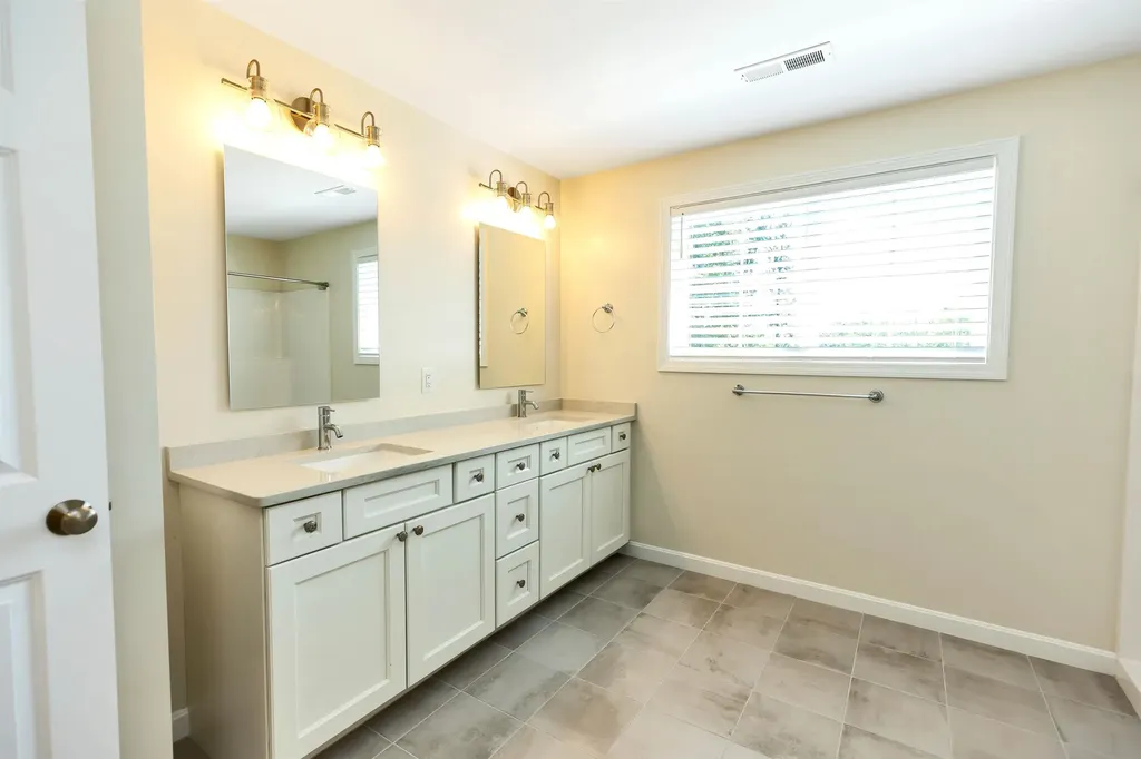 240 Knollwood Way Manchester NH 03102