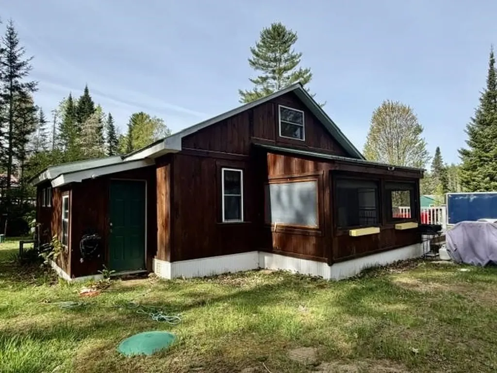21 Pinette Road Errol NH 03579