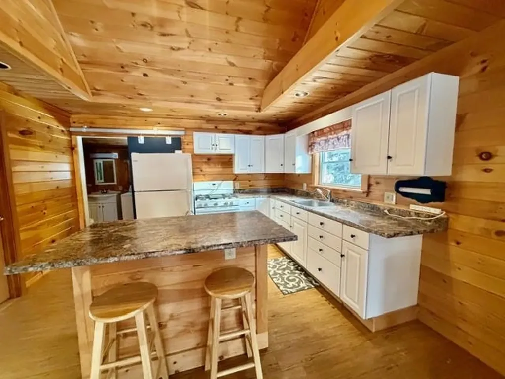21 Pinette Road Errol NH 03579