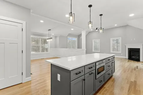 91 Raymond Road Auburn NH 03032