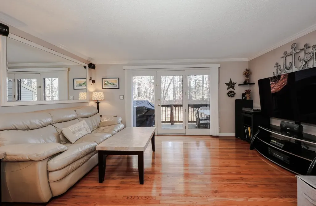 39 Bartemus Trail Nashua NH 03063