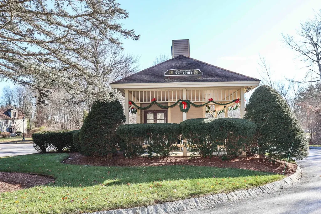 39 Bartemus Trail Nashua NH 03063