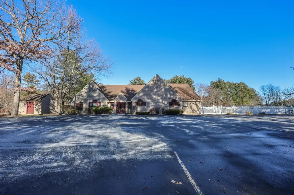 39 Bartemus Trail Nashua NH 03063