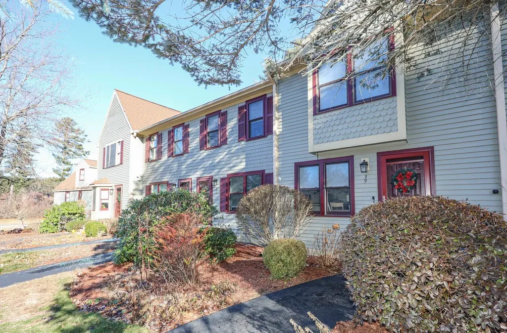 39 Bartemus Trail Nashua NH 03063