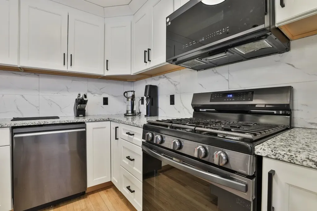 24 Suffolk Court Bedford NH 03110