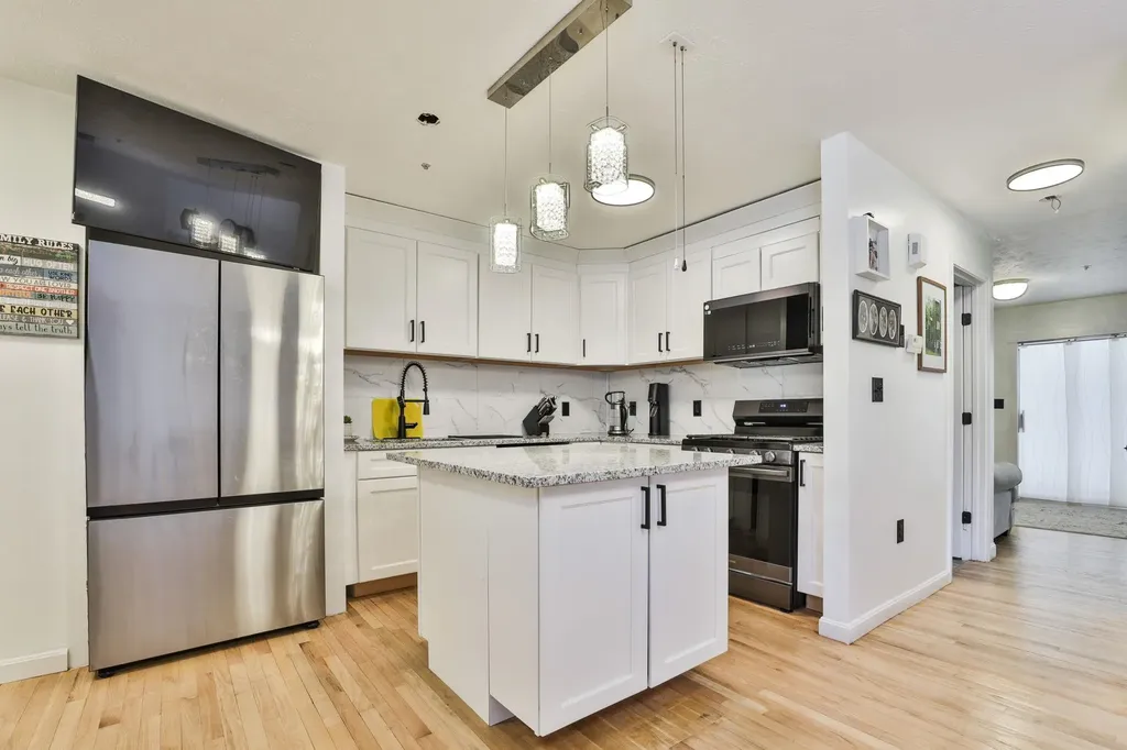 24 Suffolk Court Bedford NH 03110