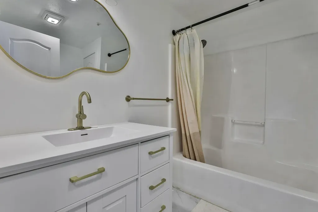 24 Suffolk Court Bedford NH 03110