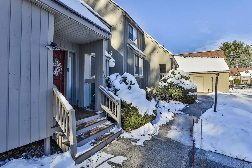 24 Suffolk Court Bedford NH 03110