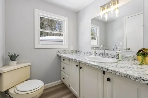 14 Stage Coach Circle Londonderry NH 03053