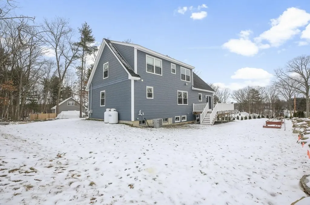 9 Gulliver Avenue Salem NH 03079