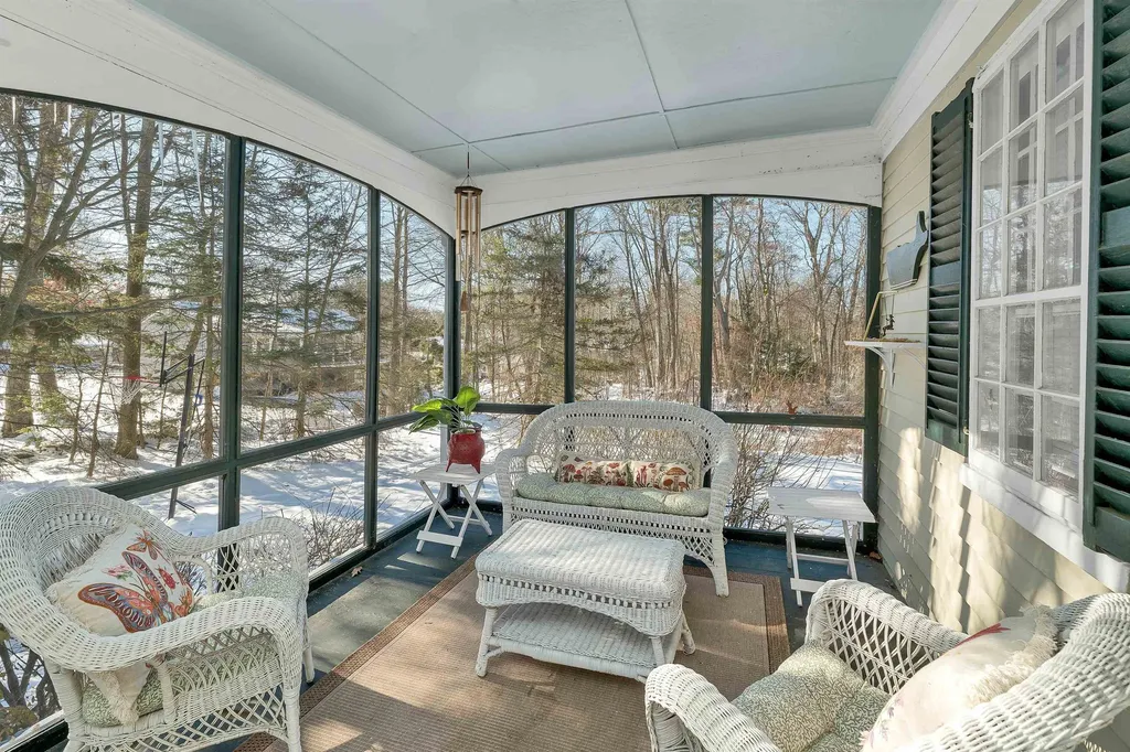 27 Wentworth Avenue Laconia NH 03246