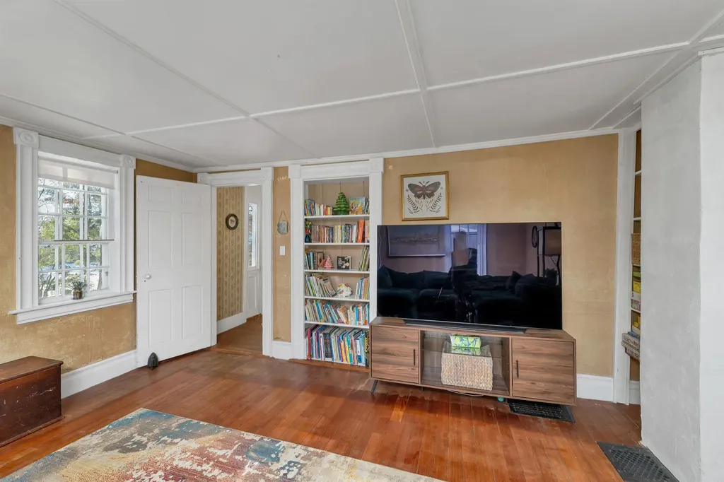 27 Wentworth Avenue Laconia NH 03246