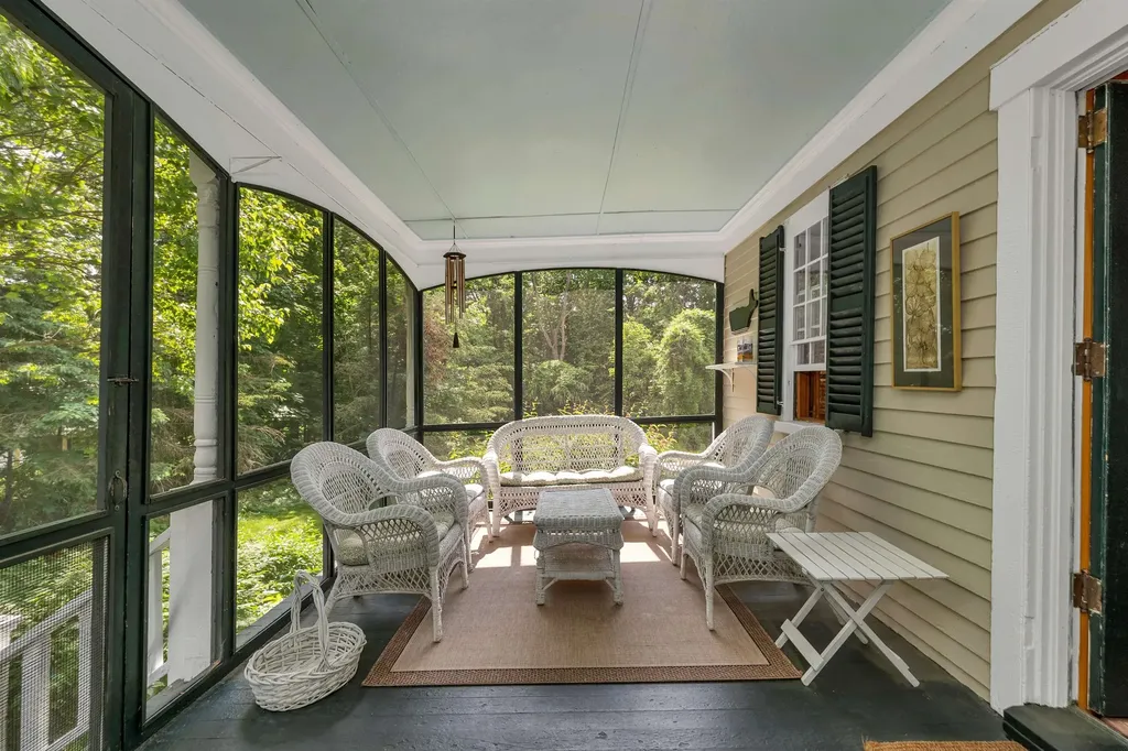 27 Wentworth Avenue Laconia NH 03246