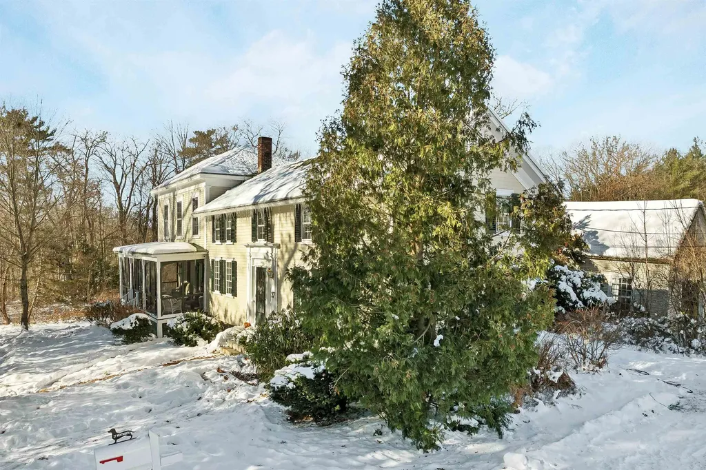 27 Wentworth Avenue Laconia NH 03246