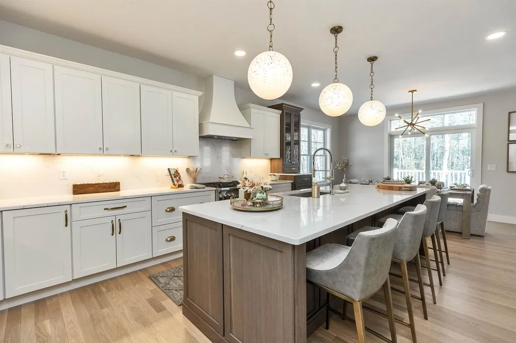 14 Overlook Circle Auburn NH 03032