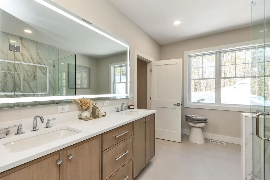 14 Overlook Circle Auburn NH 03032