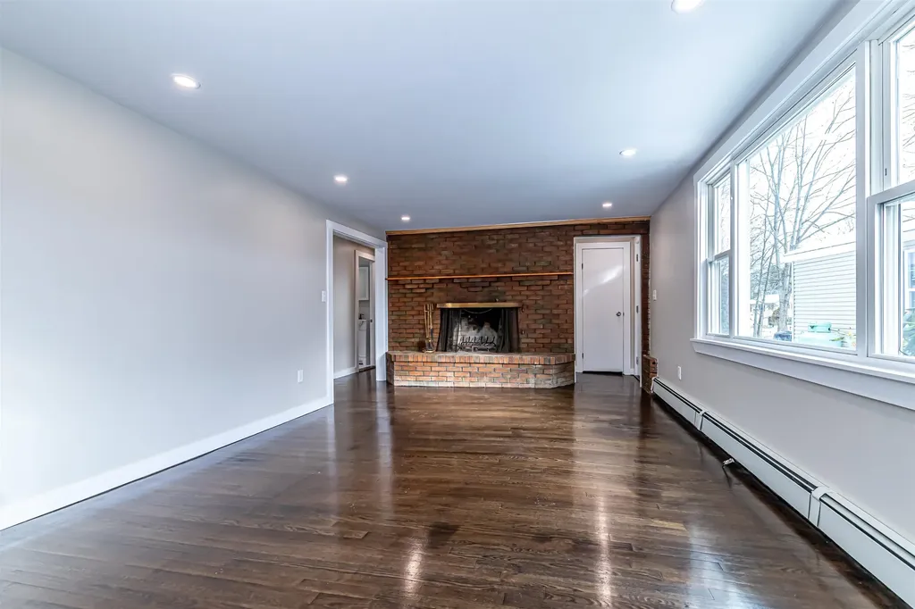 52 Whittier Street Newton NH 03858