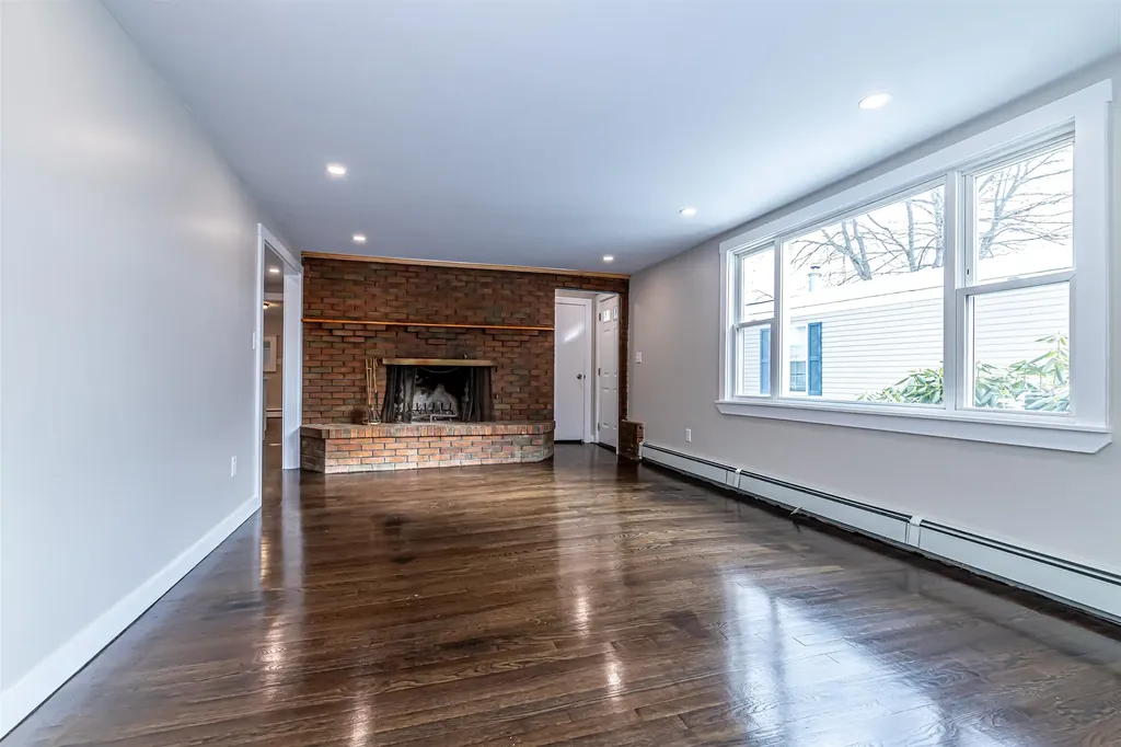 52 Whittier Street Newton NH 03858