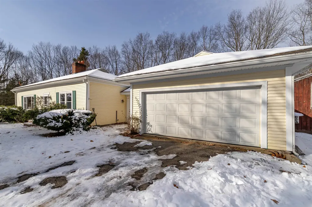 52 Whittier Street Newton NH 03858